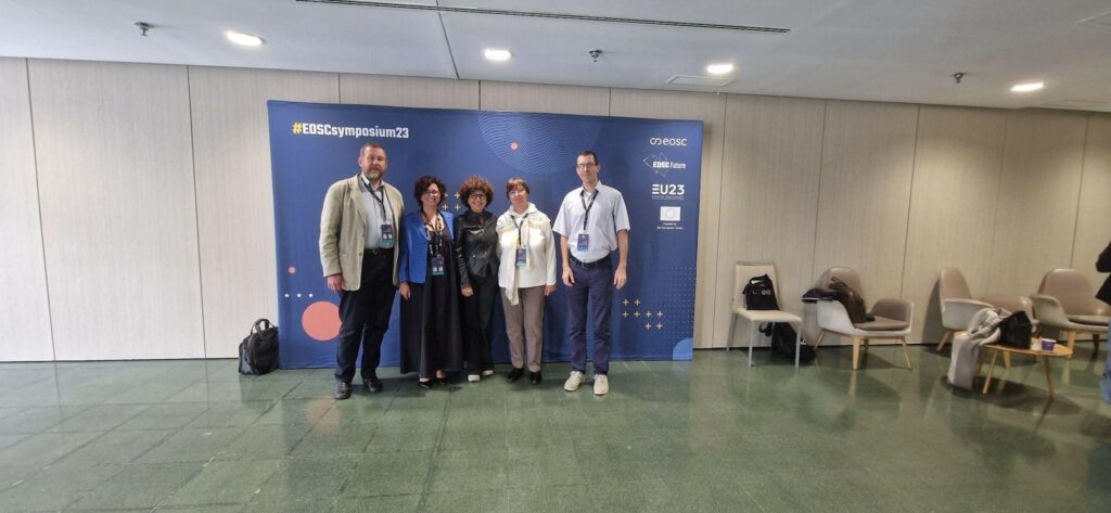 KIFÜ és GARR, Skills4EOSC koordinátor, delegáció az EOSC Symposium-on Madridban, 2023. szeptember. Balról jobbra: Mohácsi János (KIFÜ), Emma Lazzeri (GARR), Sara Di Giorgio (GARR), Kádárné Kelemen Ildikó (KIFÜ), Lencsés Ákos (KIFÜ).